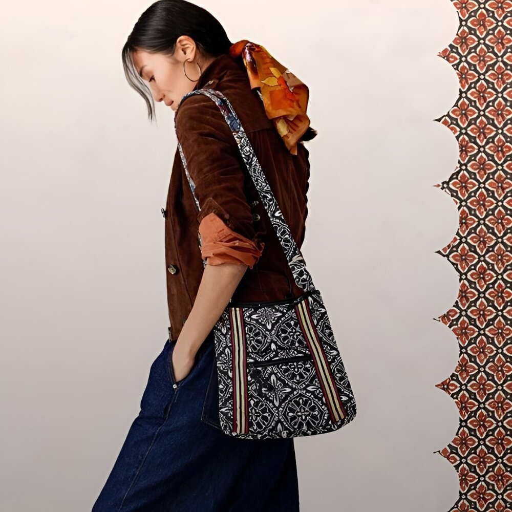 Like New 2010 Vera Bradley Retired Print Barcelona Floral Quilted Crossbody Bag